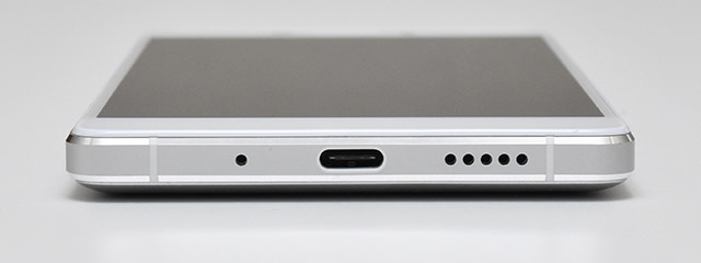 側面(下):マイク、USB Type-C規格の外部入出力端子、スピーカーが並ぶ