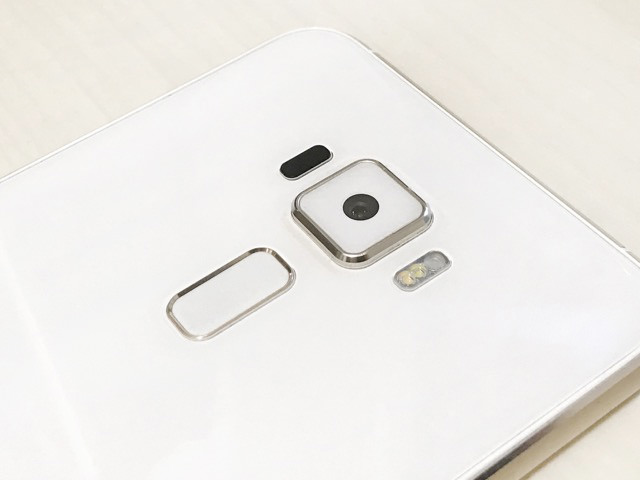 ZenFone 3のカメラ部分