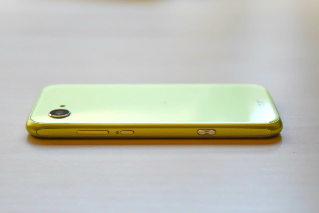 側面(右)にはボリュームボタン、電源ボタンと独立したカメラボタン