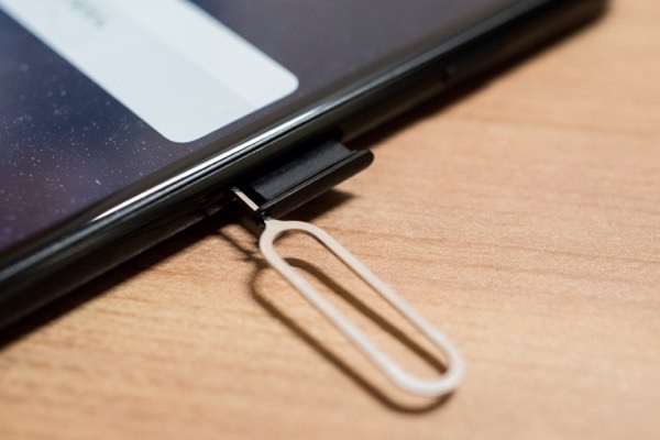 端末のSIMカードスロット