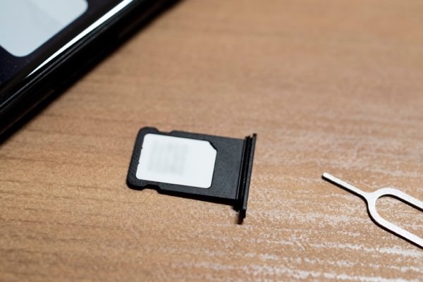 スロットにSIMカードをセット