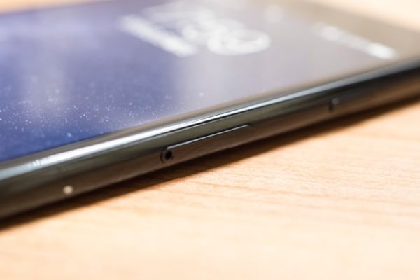 SIMカードスロットは最後までしっかりとセットする
