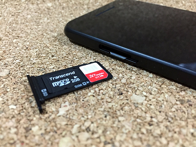SIMトレイはmicroSDスロットと兼用