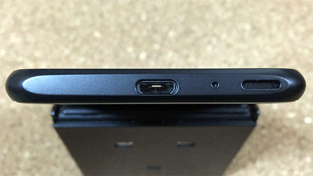 下部にmicroUSBコネクタとスピーカー