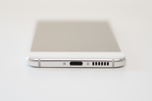 下部にはスピーカーとUSB Type-Cポート