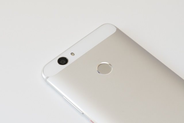 1,200万画素のメインカメラはほとんど出っ張りがない