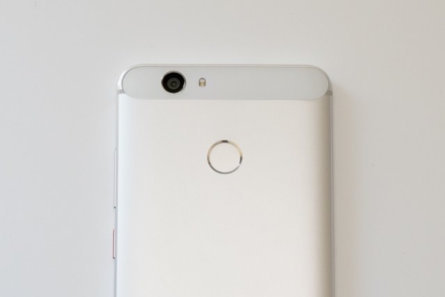 背面に備えられた丸型の指紋センサー