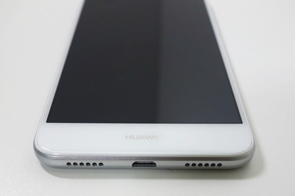 下部にはmicroUSB端子。画面下にはHUAWEIのロゴが入っています