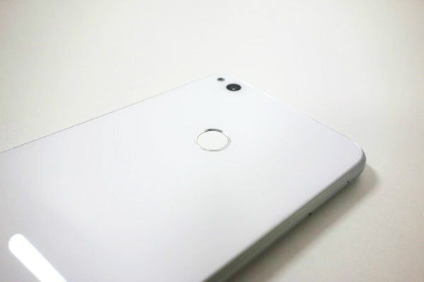 円形の指紋センサーを背面に搭載しています