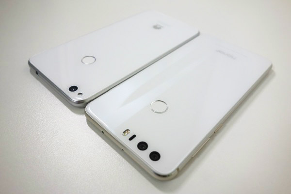 光の映り込みがオーロラのように見える特殊加工もhonor 8のみ