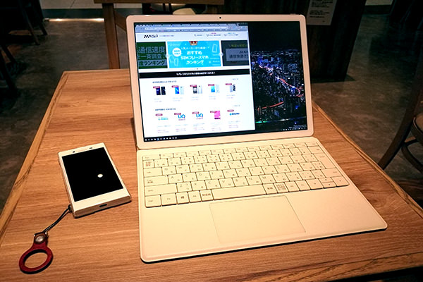 外出先のカフェで、ノートPCをテザリングでネットに繋いでリモートワーク