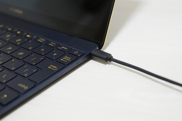 右側にUSB Type-Cポート