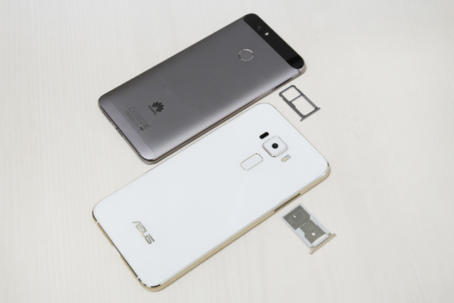 SIMカード+microSDカードトレイ