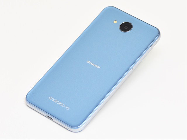 507SH,Android One:丸みを帯びたデザインで持ちやすく、大容量バッテリーで安心できる設計