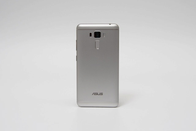 大きなカメラが特徴的なZenFone 3 Laser