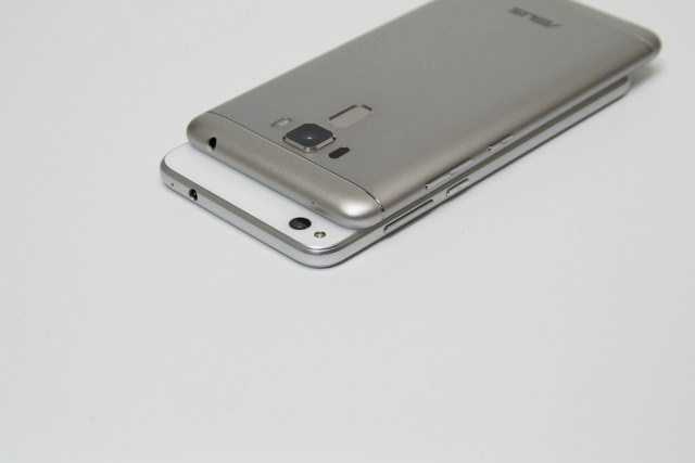 ZenFone 3 Laserはカメラがしっかりと出っ張っている