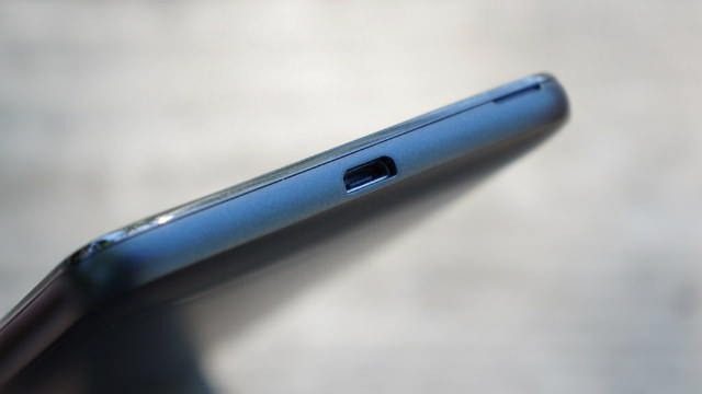 充電はUSB Type-Cではなく、従来型のmicroUSB