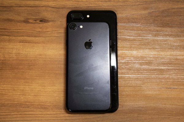 「iPhone 7」と「iPhone 7 Plus」サイズの違い