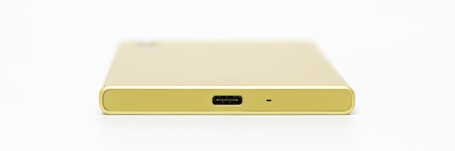 下部にはUSB Type-Cのポート