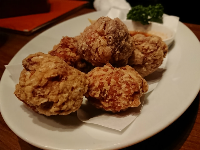 Xperia XZs カメラ作例:食べ物 少し暗い店内