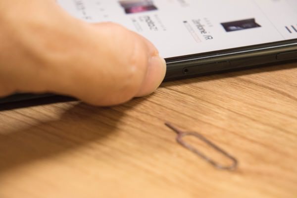 SIMカードスロットを端末に戻す