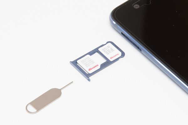 SIMスロットは排他的な仕様