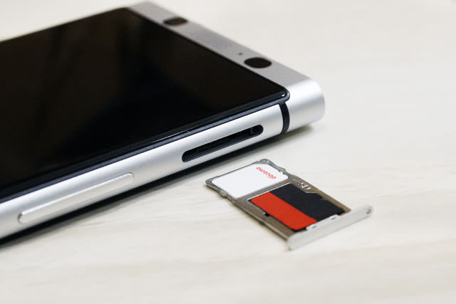 トレイを取り出してnanoSIMカードとmicroSDカードをセットしたところ