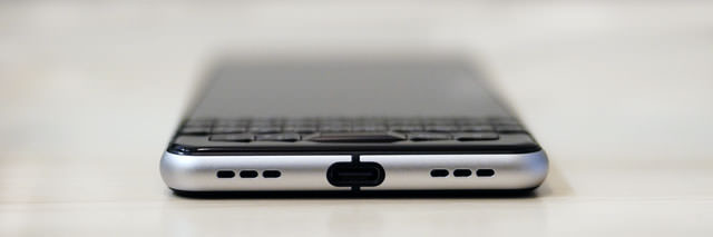 下部にはマイク・USB Type-Cポート・スピーカー