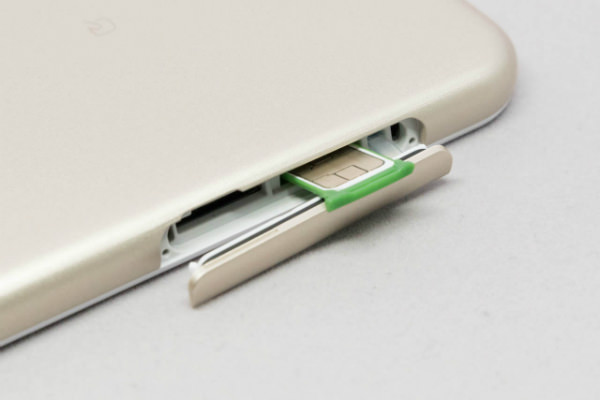 SIMとmicroSDが独立しているのは使い勝手がいい