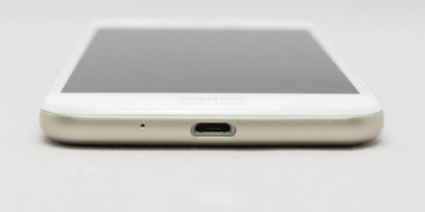 本体下部はmicroUSB端子