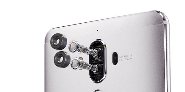 Leicaと共同開発のダブルレンズカメラ