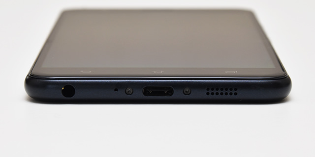 下面にはイヤホンジャック、マイク、USB Type-C端子、スピーカーが並ぶ