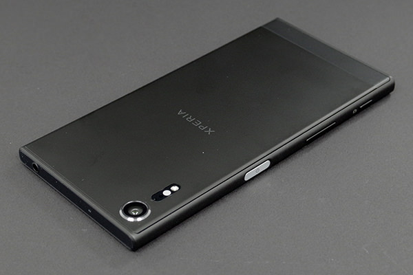 Xperia XZs の背面:ブラック