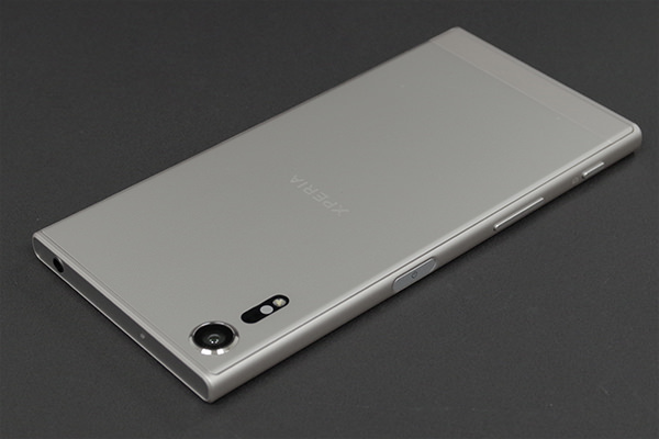 Xperia XZs の背面:ウォームシルバー