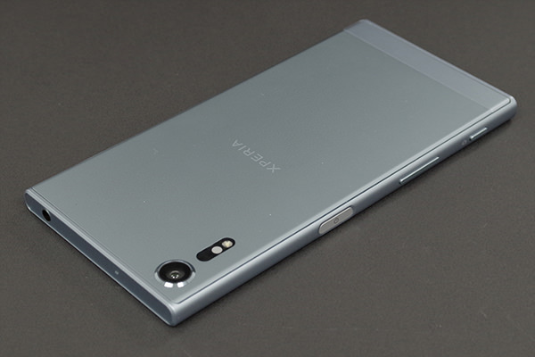 Xperia XZs の背面:アイスブルー