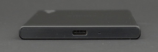 Xperia XZs の下部コネクタ:ブラック