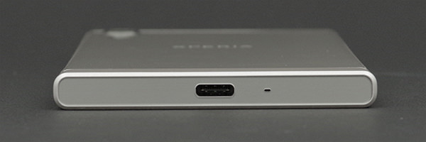 Xperia XZs の下部コネクタ:ウォームシルバー