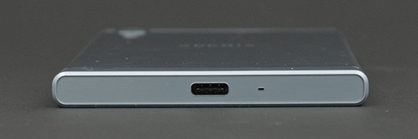 Xperia XZs の下部コネクタ:アイスブルー