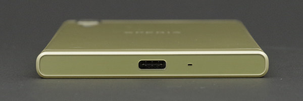 Xperia XZs の下部コネクタ:シトラス