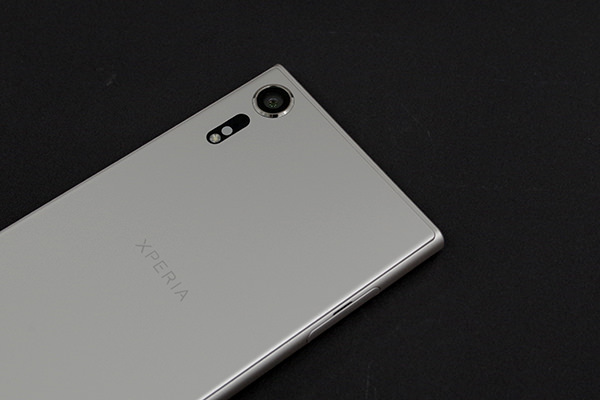 Xperia XZs カメラ:ウォームシルバー