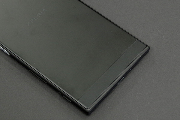 Xperia XZs 背面下部:ブラック