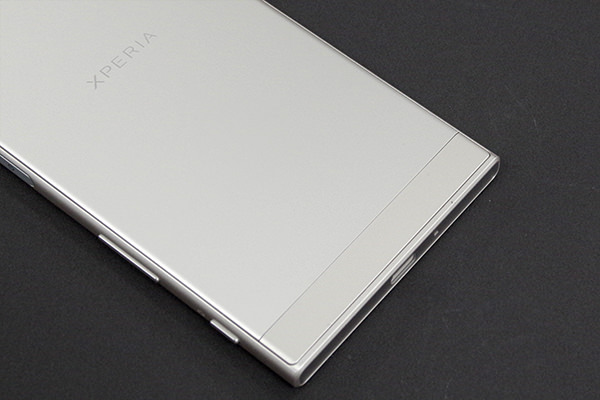 Xperia XZs 背面下部:ウォームシルバー