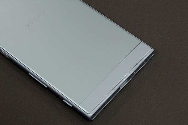 Xperia XZs 背面下部:アイスブルー