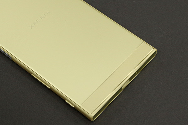 Xperia XZs 背面下部:シトラス