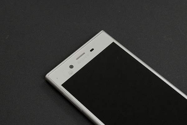 Xperia XZs 前面:ウォームシルバー