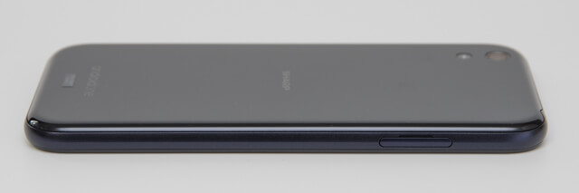 左側面にSIMカード・SDカードスロット