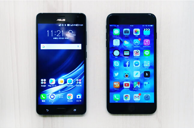 5.5インチのiPhone 7 Plus(右)と5.7インチのZenFone AR(左)のサイズ比較