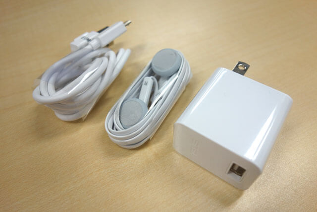 充電器やイヤホンなど最初から一通り揃っている