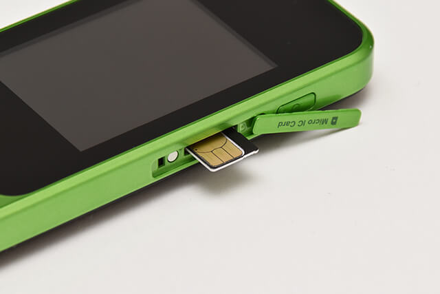 SIMカードはmicroSIM。カバーを開けて直接差し込む