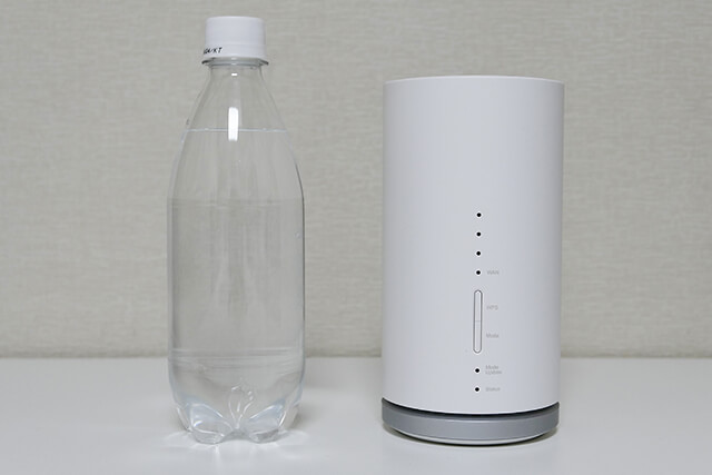 WiMAX2+ルーター L01 縦はペットボトルよりわずかに低い